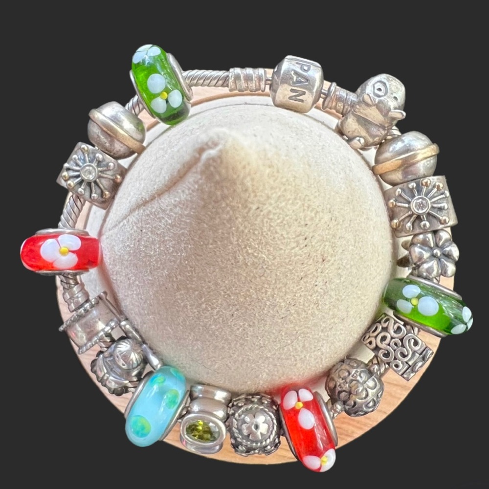 Pandora sterling silver bracelet with 17 Pandora charms, Vintage, EUC! A steal!